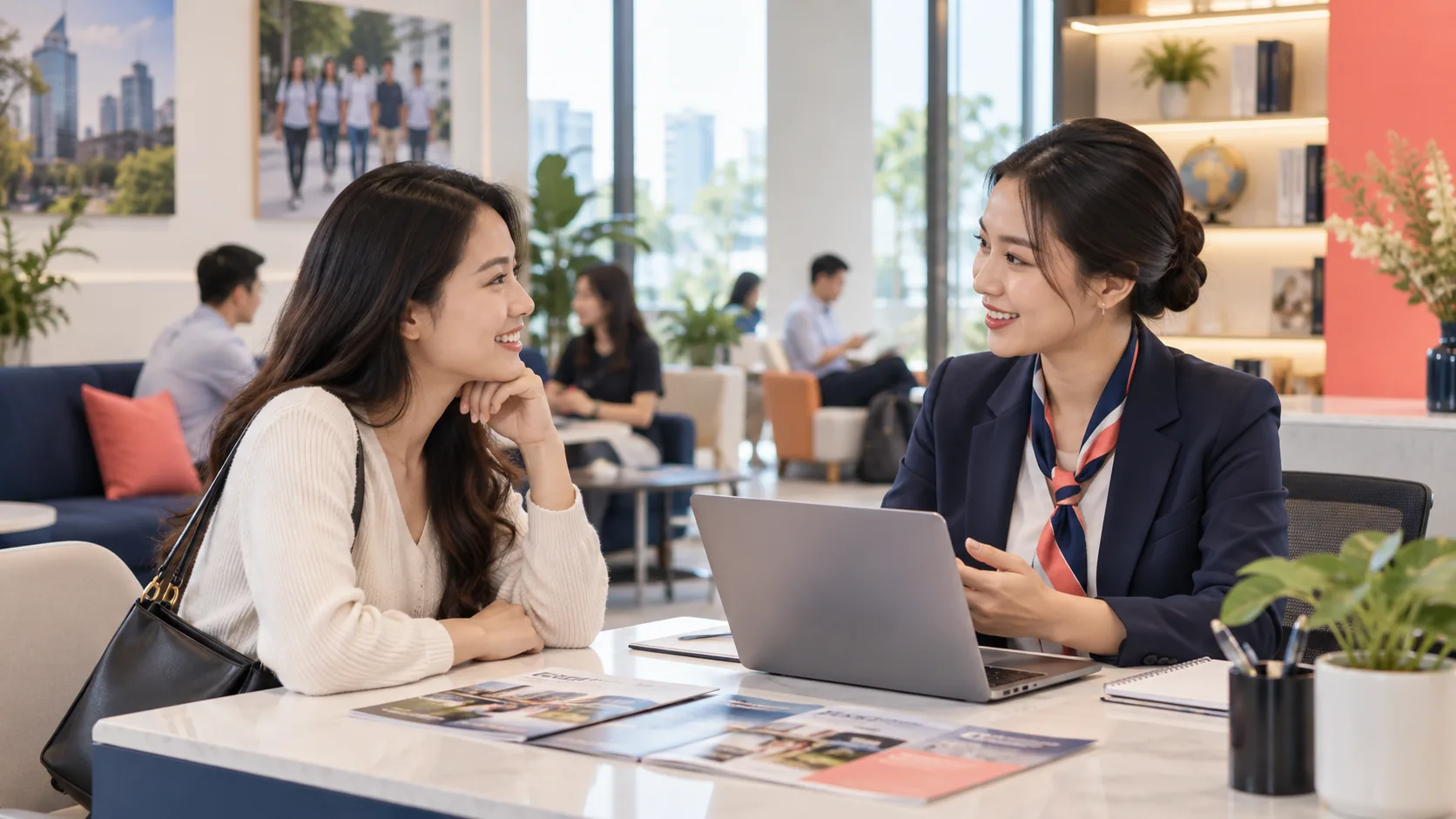 Người học trưởng thành trao đổi với tư vấn tuyển sinh