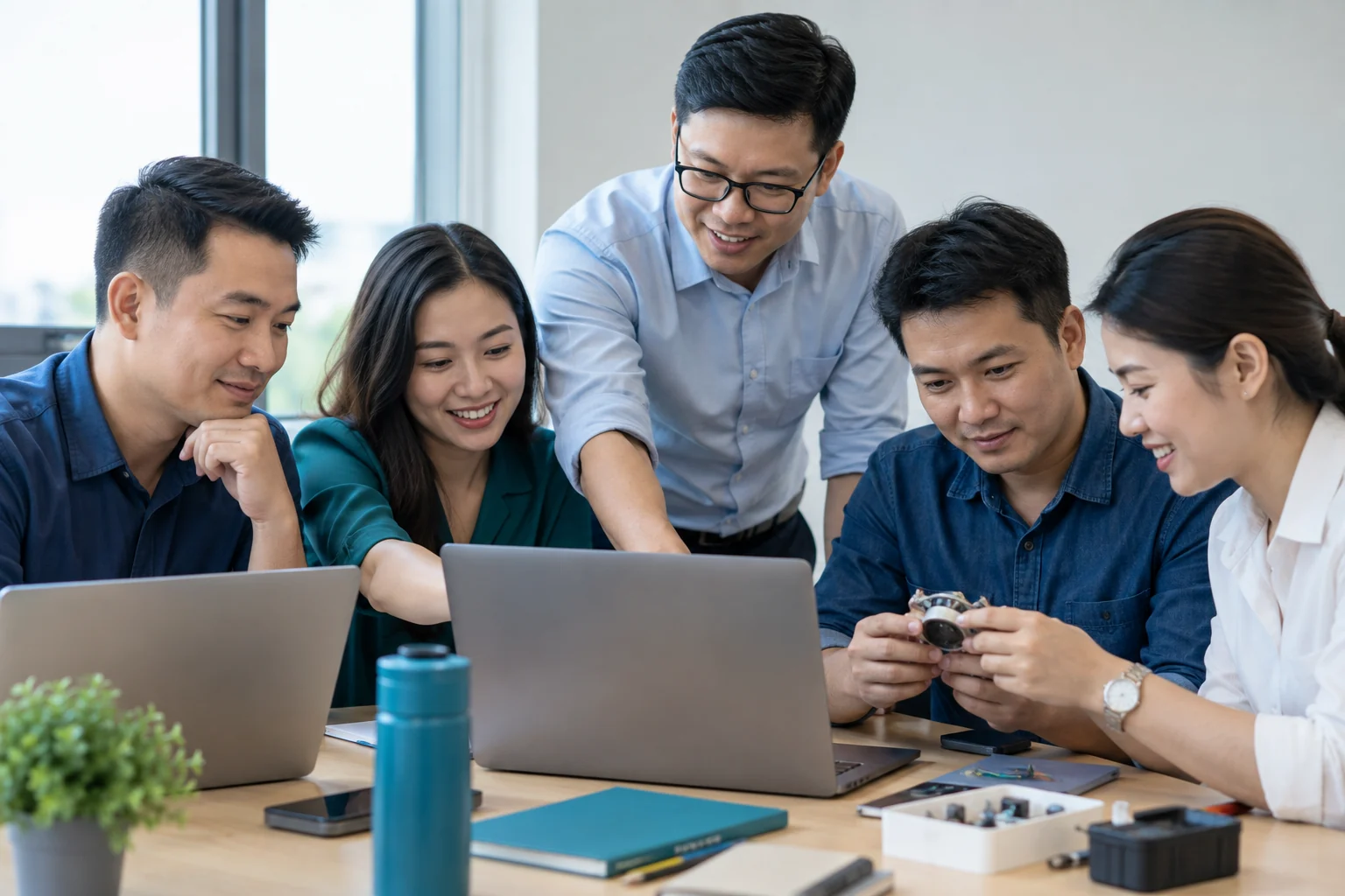 Giảng viên hướng dẫn nhóm học viên người lớn, ảnh minh họa quảng cáo Meta khóa học