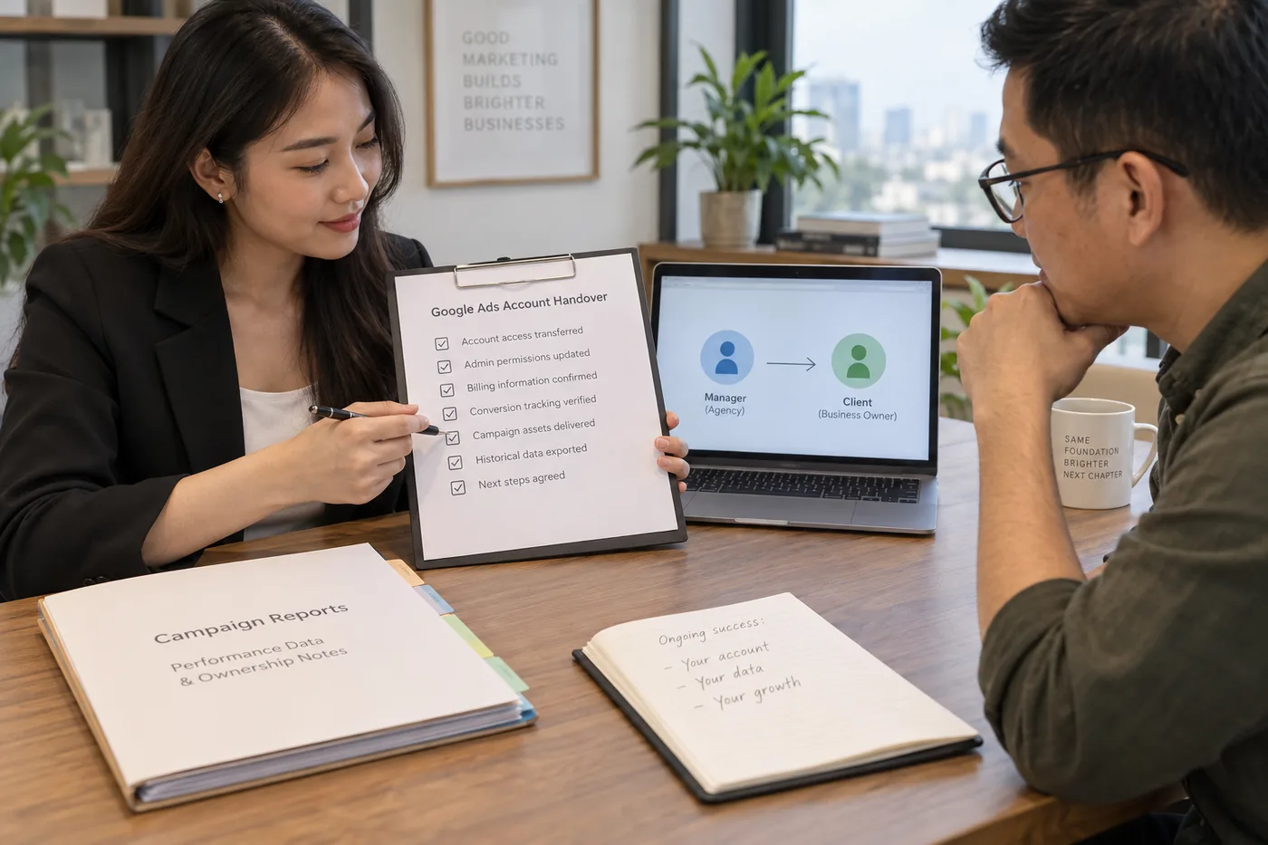 Đại diện hai bên rà quyền Manager và hồ sơ bàn giao tài khoản