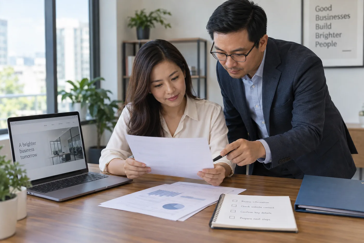 Chủ doanh nghiệp và cố vấn đối chiếu thông tin xác minh nhà quảng cáo