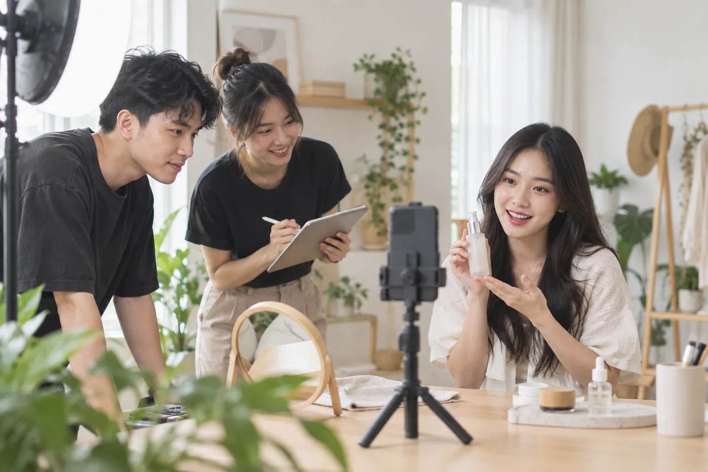 Nhóm quay video giới thiệu sản phẩm bằng điện thoại theo kịch bản quảng cáo